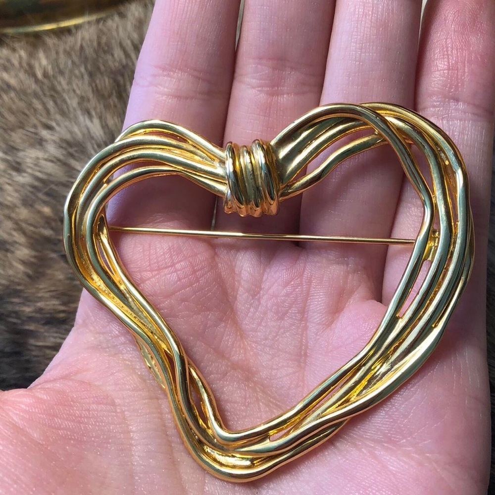 Vintage gold toned ribbon string heart brooch
